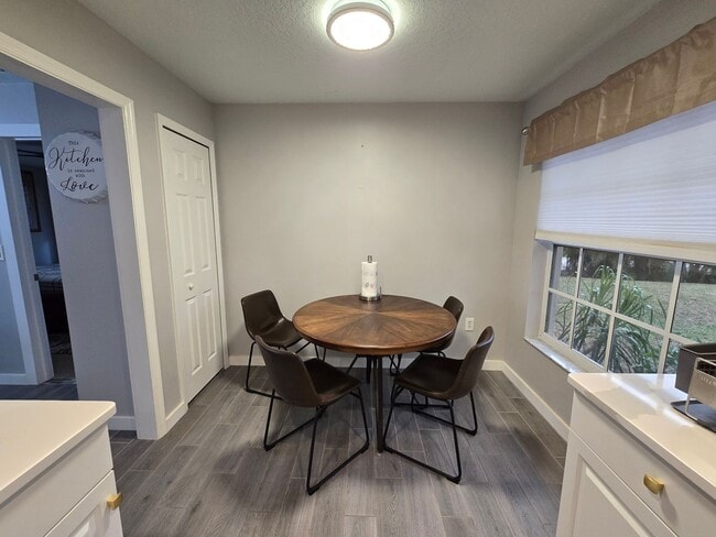 Building Photo - Remodeled 2 bed/ 2 bath/ 2 car garage ~ Annual Rental in Sarasota ~