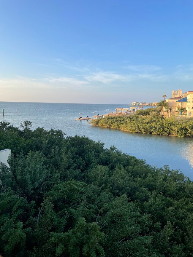 Building Photo - 208 W Saturn Ln