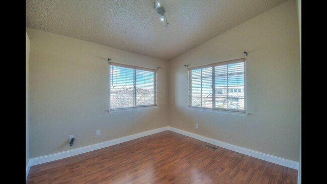 Building Photo - Available Now! Beautiful 3 Bedroom/2 Bathroom Home in Northeast Albuquerque