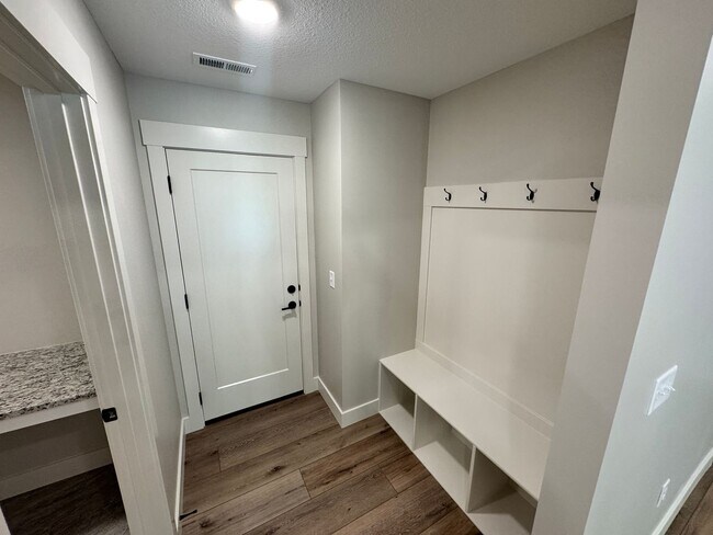 Building Photo - BRAND NEW 3-bedroom Duplex in Irvine Acres!