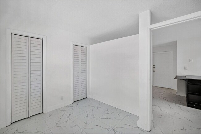 Building Photo - Bright & Modern 1-Bedroom Apartment in Prime Oakland Park Location