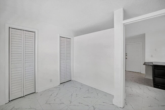 Building Photo - QUICK MOVE IN - FIRST MONTH FREE | Bright & Modern 1-Bedroom Apartment in Prime Oakland Park Loca...