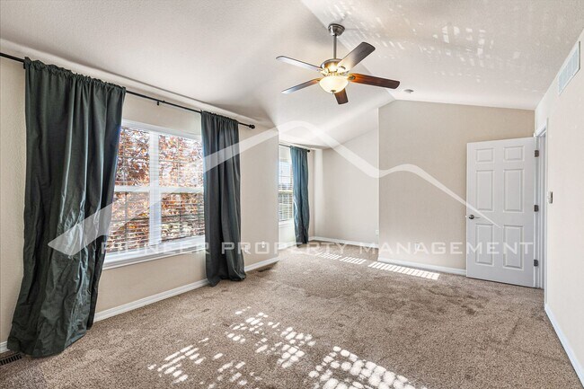 Building Photo - Spacious Townhouse with Fenced Patio and Washer/Dryer