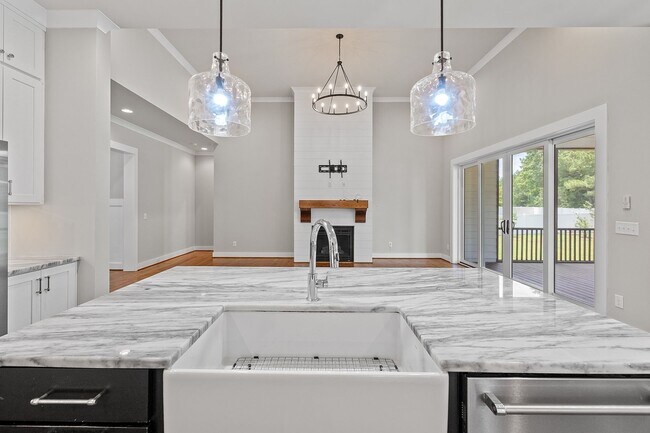 Building Photo - **Luxury 4/4 with Fenced in Yard**
