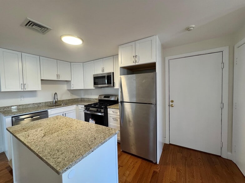 Building Photo - 356 Somerville Ave