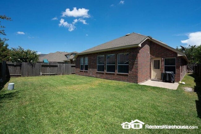 Building Photo - Stunning 3 bedroom, 2 bath in ideal location!