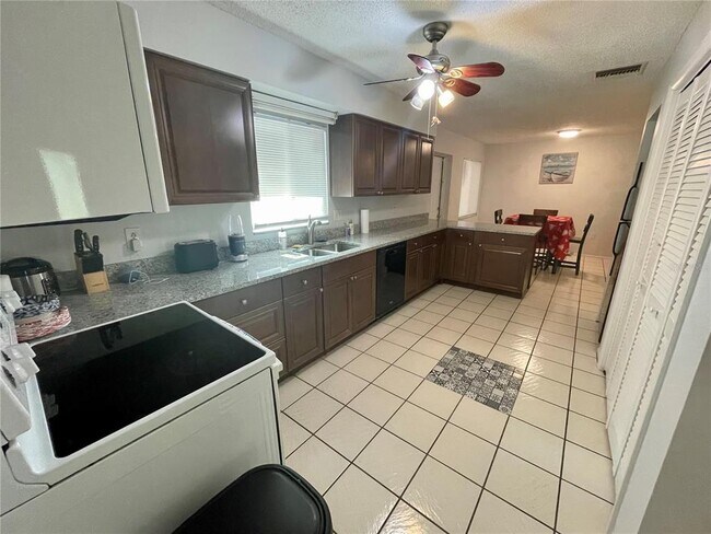 Building Photo - 2101 Utica Dr