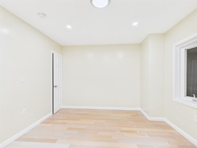 Building Photo - 25-16 Curtis St