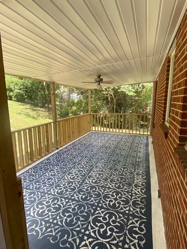 Building Photo - Charming 3 Bedroom Rancher in Staunton Com...