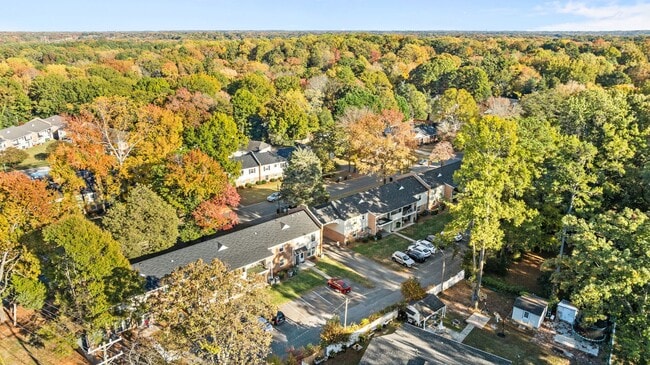 Building Photo - *MOVE IN READY* 3 Bed, 2 Bath Condo, Close to Uptown!!!
