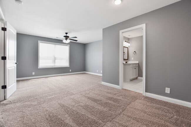 Building Photo - Pet Friendly Three Bedroom with Bonus!