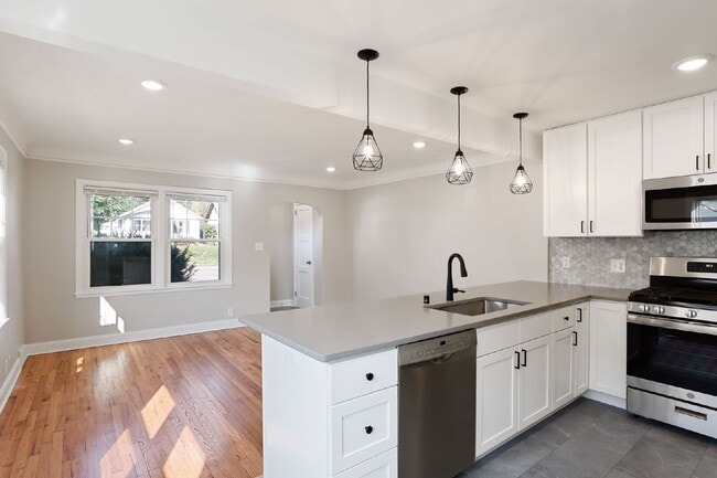 Building Photo - Spacious 4BR/2BA Duplex — Available August...