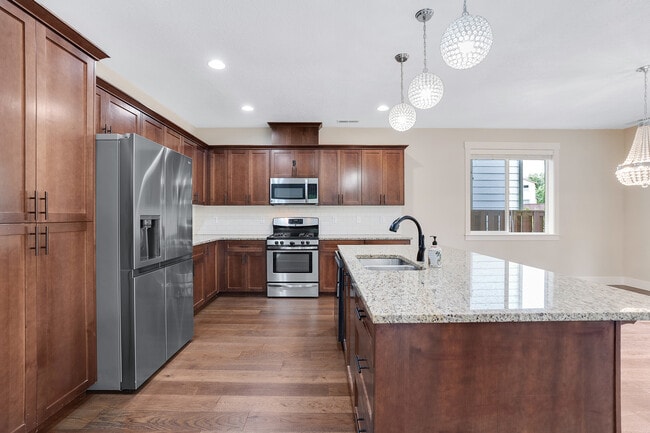 Building Photo - 28616 Greenway Dr