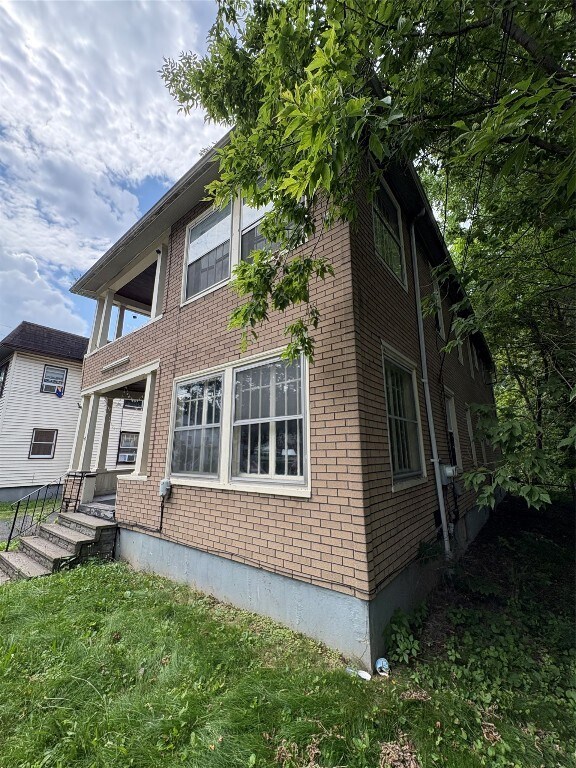 Building Photo - 37 Haendel St