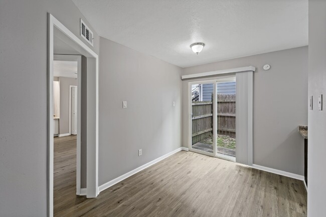 Building Photo - Available Now! 2/1 Downstairs Unit