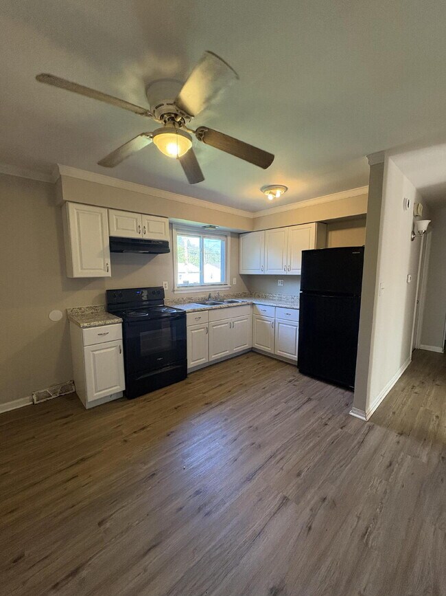 Building Photo - "Charming 3-Bed Home Retreat in Saint Loui...