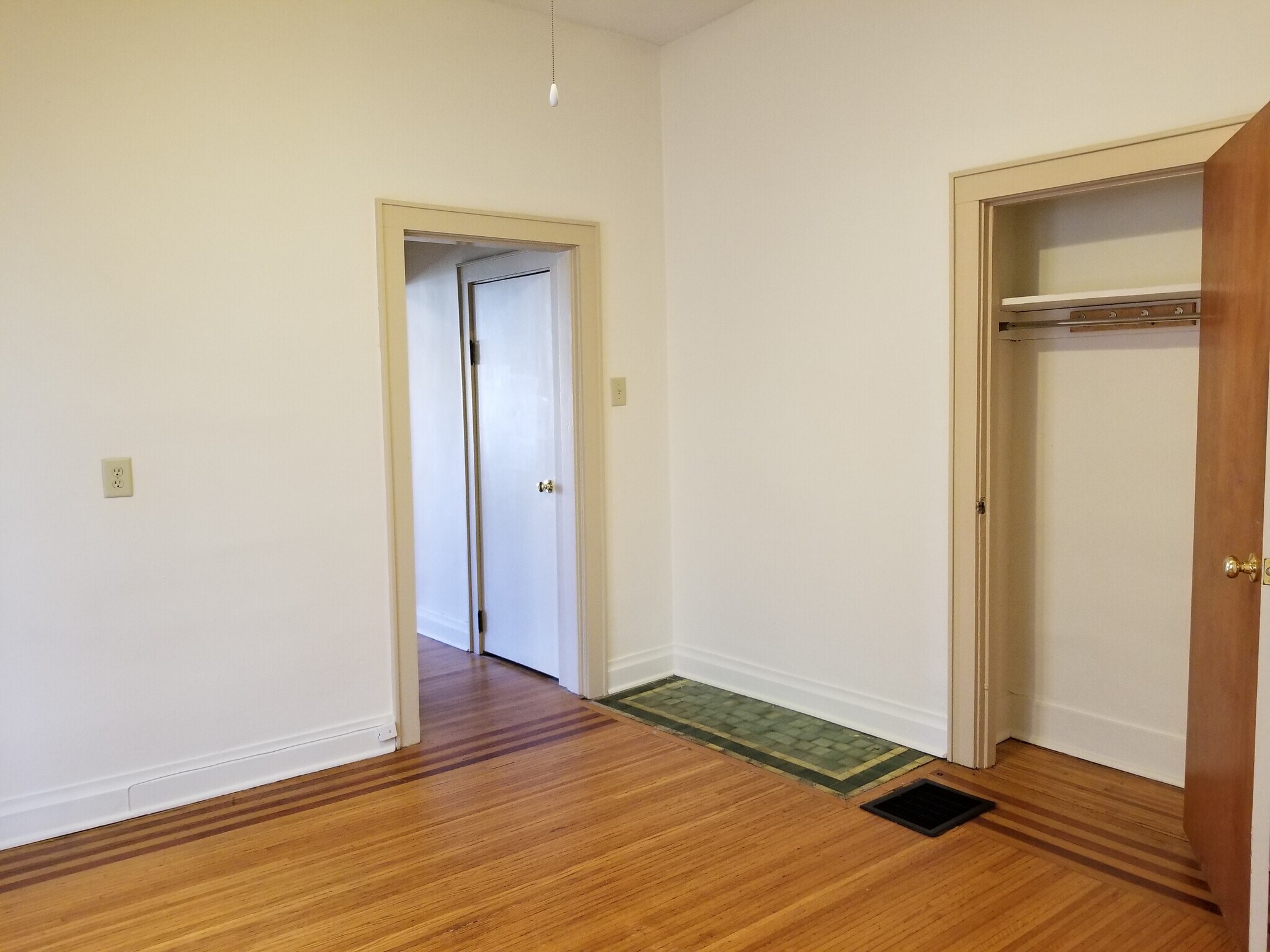 Bedroom - 137 W Hubbard Ave