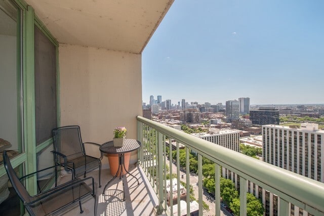 Building Photo - Highly Desirable Gold Coast 1b1b Apartment