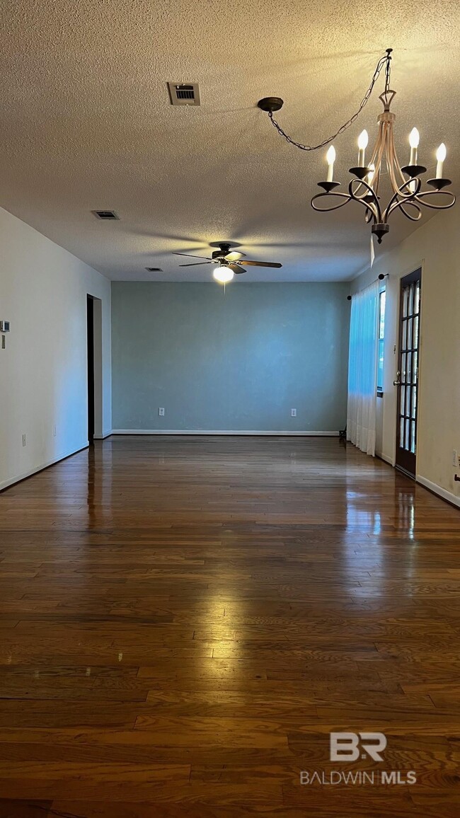 Building Photo - 905 Van Ave