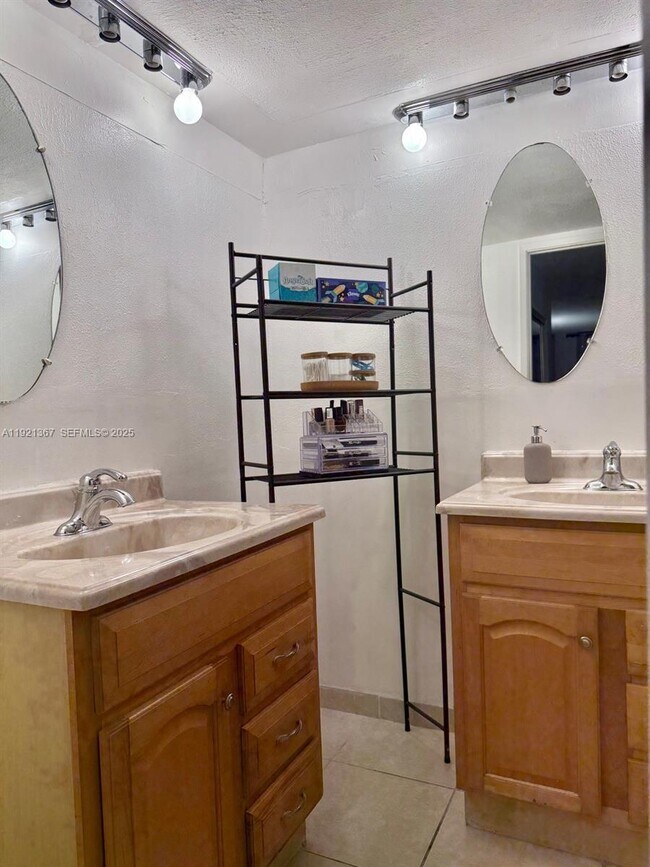 Building Photo - 1670 NE 191st St