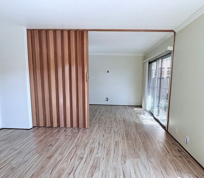 Building Photo - Lovely 2 Bedroom and 2 Bathroom Condo w/ Den! Lots of Space! *SPECIAL OFFER 2 Weeks Free Rent*