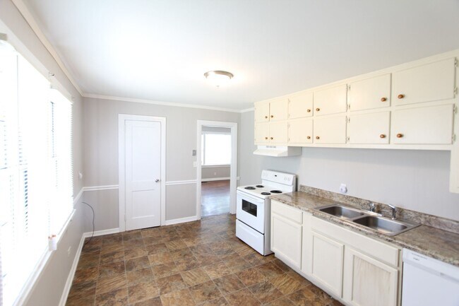 Building Photo - New On The Market! 3 Bedroom 1 Bath