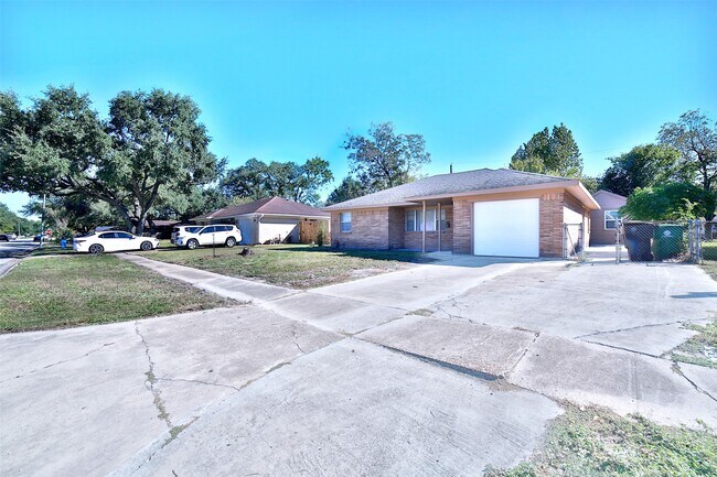 Building Photo - 222 Spell St