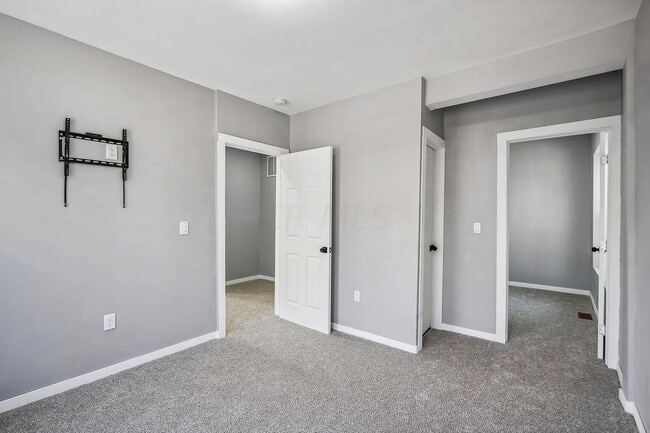 Building Photo - 921 Linwood Ave