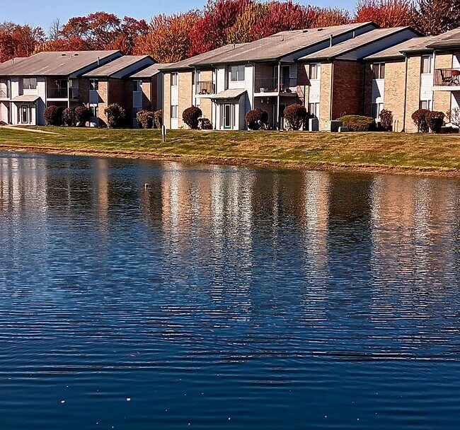 Building Photo - Faces our beautiful lake with fountain.