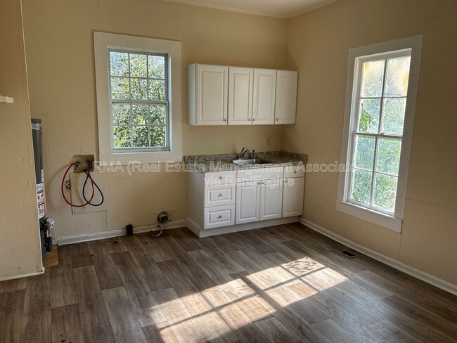 Building Photo - 821 Williams St