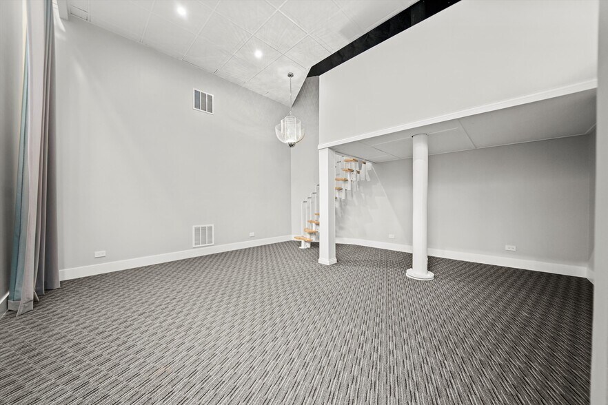 Building Photo - 300 N Ogden Ave