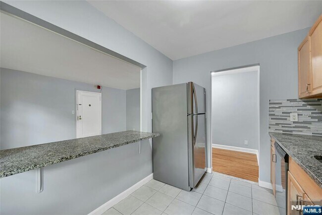 Building Photo - 2350 Linwood Ave