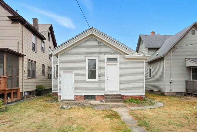 Building Photo - Move-In Ready with Bonus Storage Space!