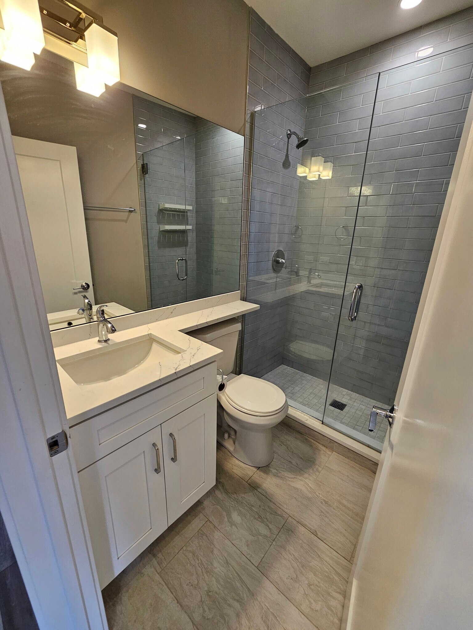 Building Photo - 3931 N Janssen Ave