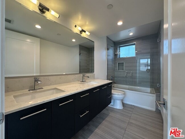 Building Photo - 5403 W Wilshire Vista Ln
