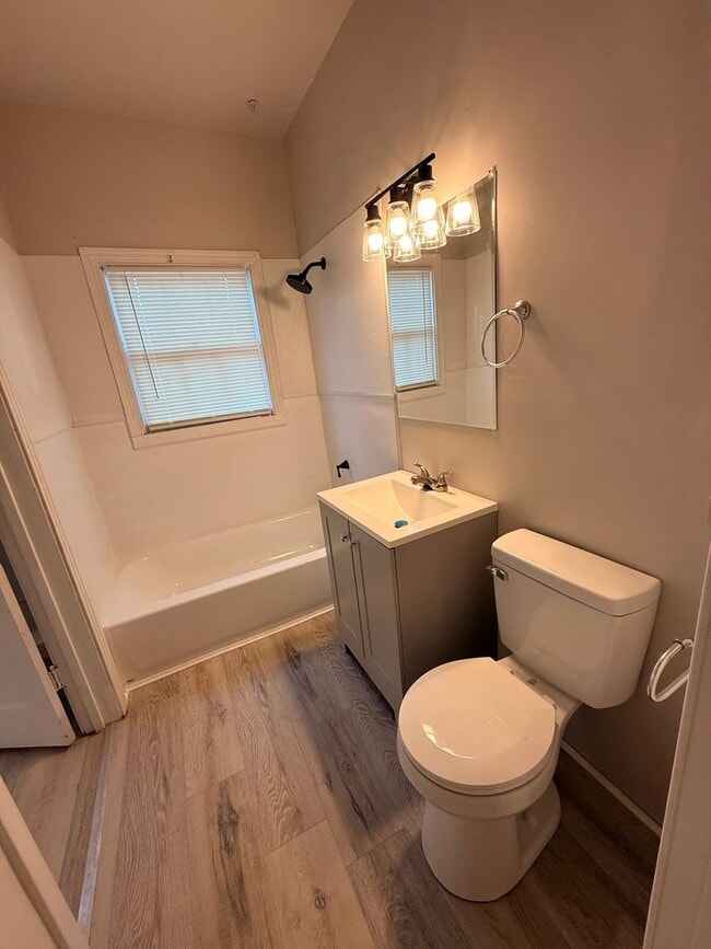 Building Photo - 603 College St