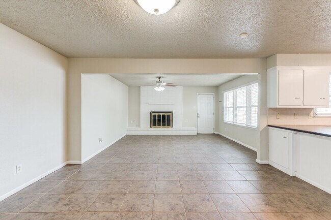Building Photo - Spacious 3/2 in Central Lubbock!