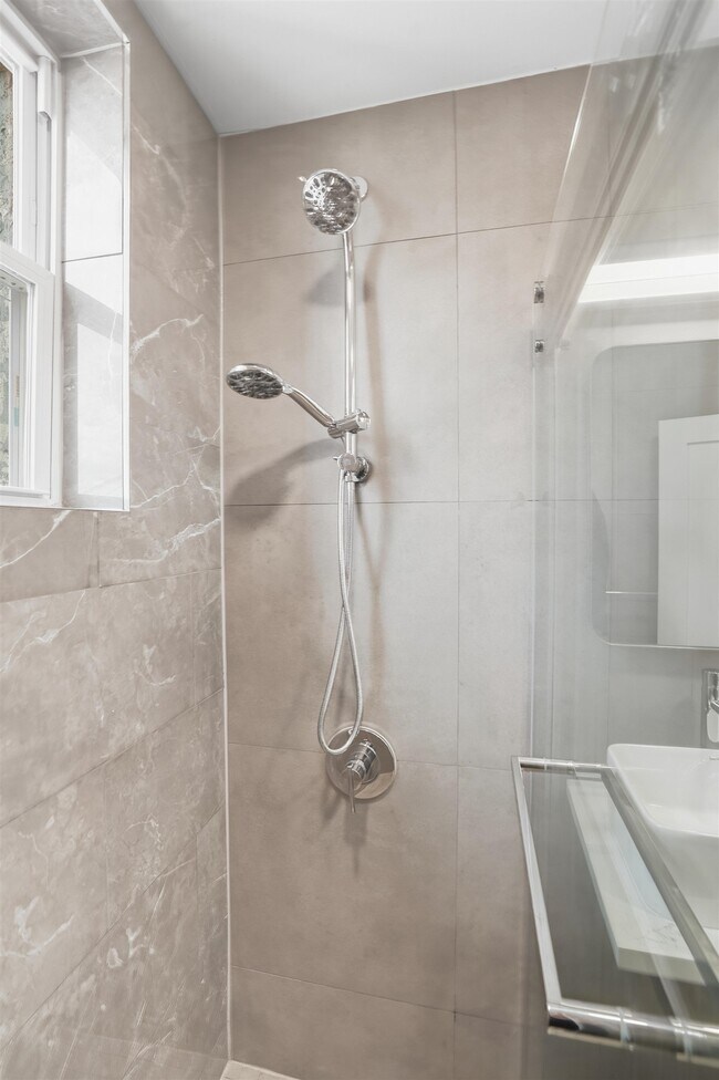 Building Photo - 233 1/2 Summit Ave