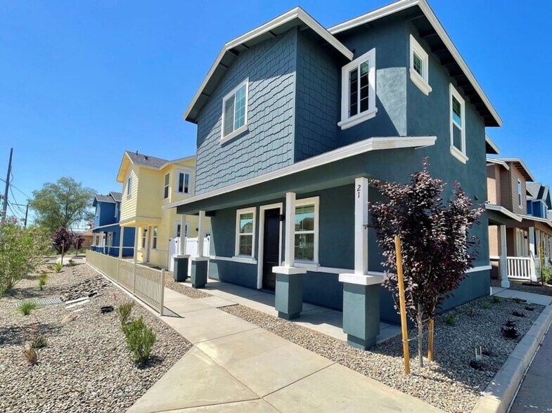 Building Photo - 817 E Roma Ave