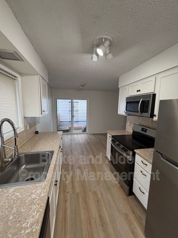 Building Photo - 5533 SW Lombard Ave