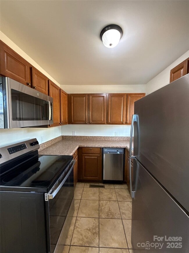 Building Photo - 1928 Russell Ave