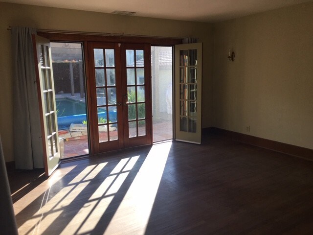 Master bedroom with French doors - 862 Allen Ave