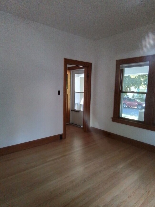 Building Photo - 4 Bedroom close to downtown, bike and walk...