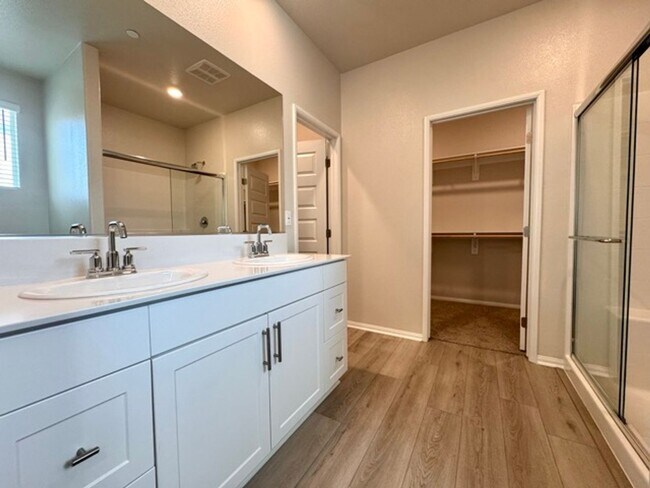 Building Photo - MOVE IN SPECIAL! $1000 off 1st month rent if you move in the month of January! Spacious 4 Bedroom...