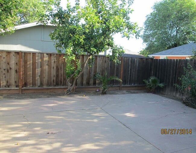 Building Photo - Lovely and Cozy 1 Bedroom Unit with a Garage!