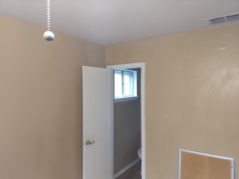 Master bedroom - 4650 N Lake Dr