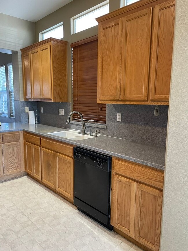 Building Photo - Stunning 3-Bedroom, 2-Bath Home with Elegant Features – Ready for Immediate Move-In