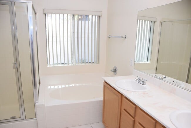 Building Photo - 1 STORY HOME IN GATED SE COMMUNITY