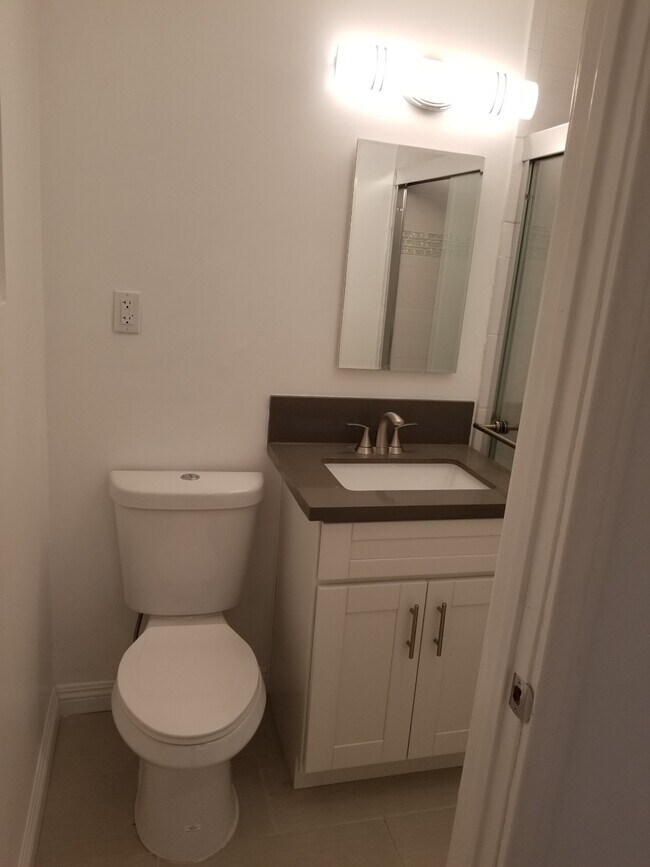 Building Photo - 1132 S Oakhurst Dr