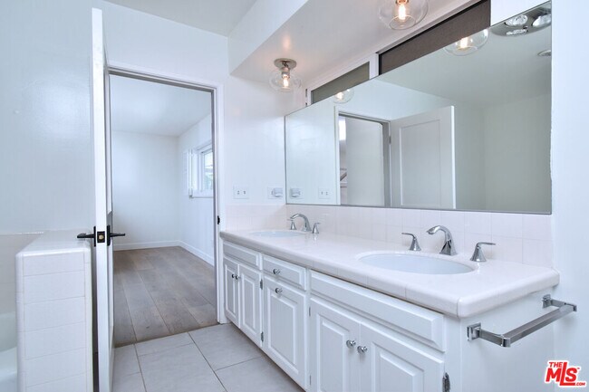 Building Photo - 4678 White Oak Ave